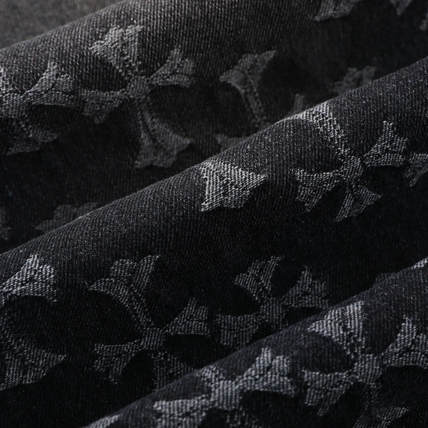 P240 Style No.: H587 Chrome Hearts double-sided full-logo jacquard dark pattern heavy-duty full-print cross jeans. The same style as the Internet celebrity star's cross-printed denim jacket. The unique cross design elements and all-over printing are full of design. It is made of 100% denim cotton fabric with heavy coarse yarn count, which ensures a stiff and tough silhouette while being soft, comfortable and breathable. The lapel is designed with silver buttons and is full of texture. The classic white cross logo is all over the dress, making it a perfect versatile style for spring and summer! Customized jacquard fabric, you can wear it in various styles. This gender-neutral shirt is a must-have for nightclubs. It can be worn as a jacket for both men and women. It can be easily worn by both men and women! The original loose version is made of high-quality pure cotton fabrics. The fabric pattern is high-definition and delicate without burrs. It is comfortable and breathable to wear. All the buttons are molded and customized. It is casual and fashionable and can be matched with any bottoms. It can be windproof and sunproof in spring and summer. It can be worn outside in autumn and winter! Easily concave shape makes you look slimmer and taller, perfect for both men and women! Customized main label, accessories, fully washable, whole body wiring, quality control, no heads!   Size: 28-30-32-34-36 Color: black
